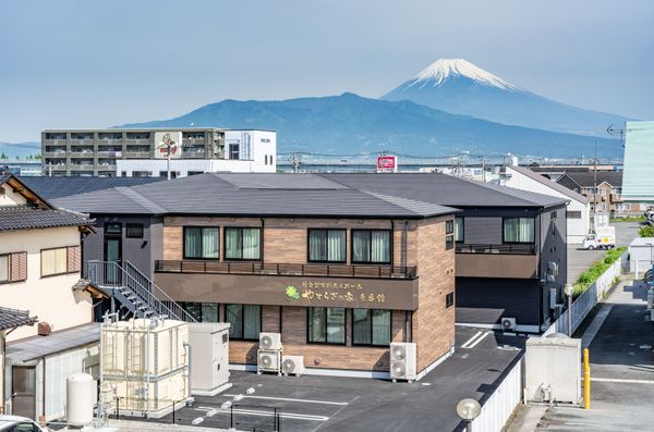 山を望む施設外観