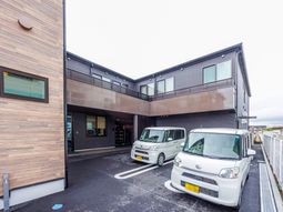 駐車場のある建物外観