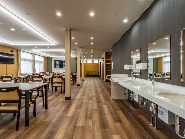 明るく広々とした食堂 食堂 広々とした明るい空間で、快適に食事を楽しむことができます。自然光が心地よく差し込みます。
