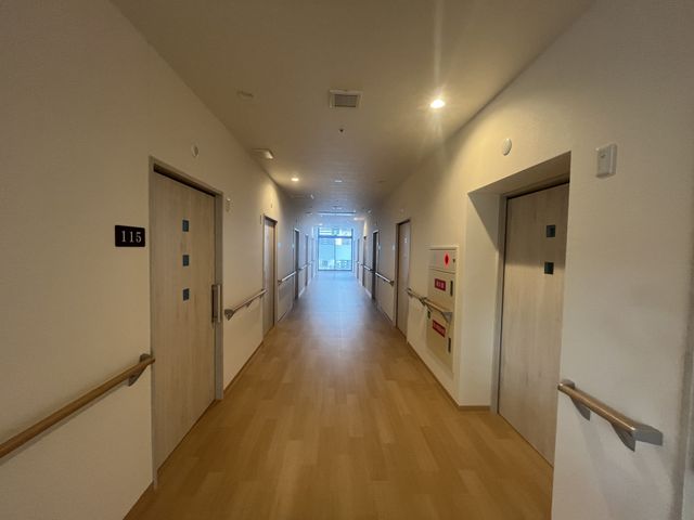 手すり付きの廊下 廊下 広々とした明るい廊下は、手すりが設置されており、安全に移動しやすい環境です。