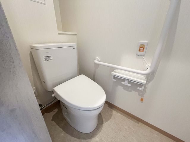 清潔なトイレ トイレ 手すりが設置され、安全に配慮したデザインのトイレです。長時間の利用でも安心です。
