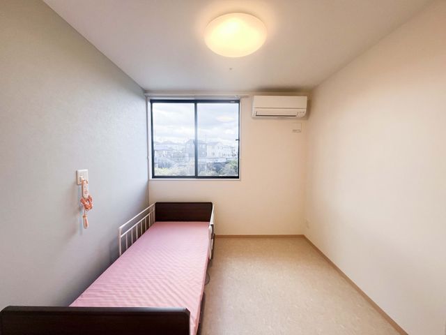 明るい光が入る居室 居室 広々としたスペースで、大きな窓から自然光がたっぷり入ります。快適に過ごせる環境です。