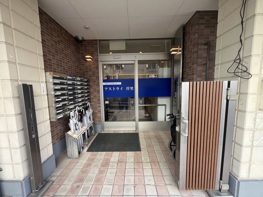 入口前