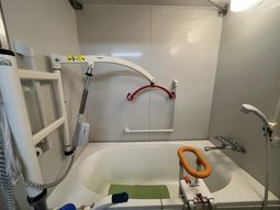 安全な機能付き浴室