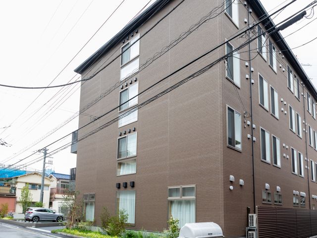 外観のビル 外観 雨の日にも安全にアクセスできる便利な立地の外観です。周辺環境との調和が感じられます。