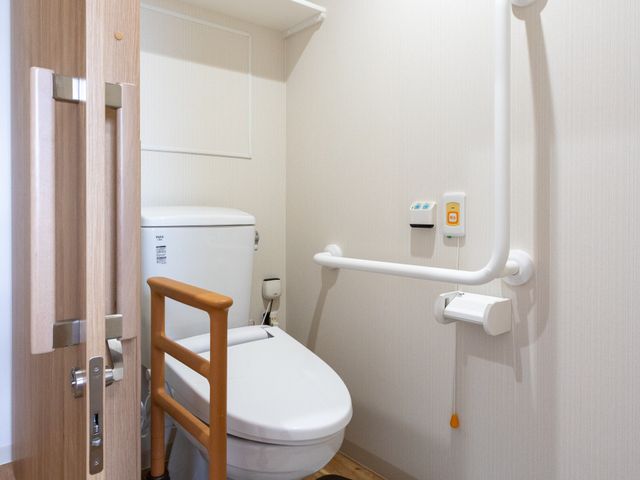 手すり付きのトイレ トイレ 手すりが設置されたトイレは、安全に利用できる設計です。清潔感があり、快適に過ごせます。
