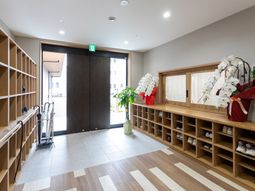 広い出入口のある玄関