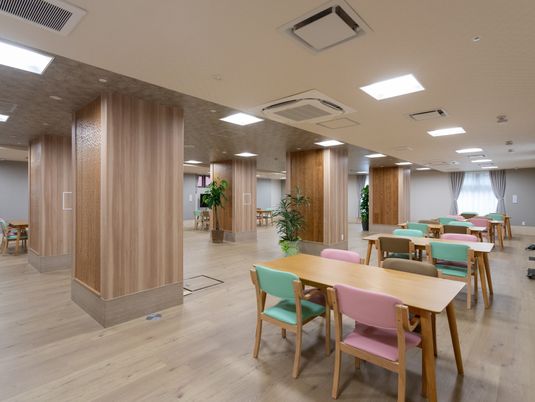 椅子が並ぶ広々とした食堂