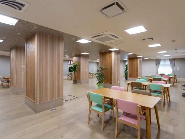 椅子が並ぶ広々とした食堂