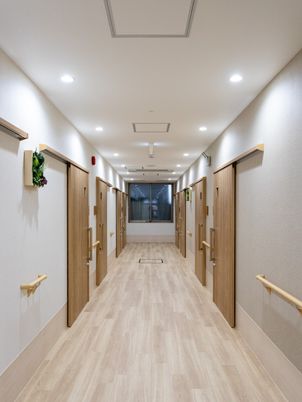 明るい木製の廊下