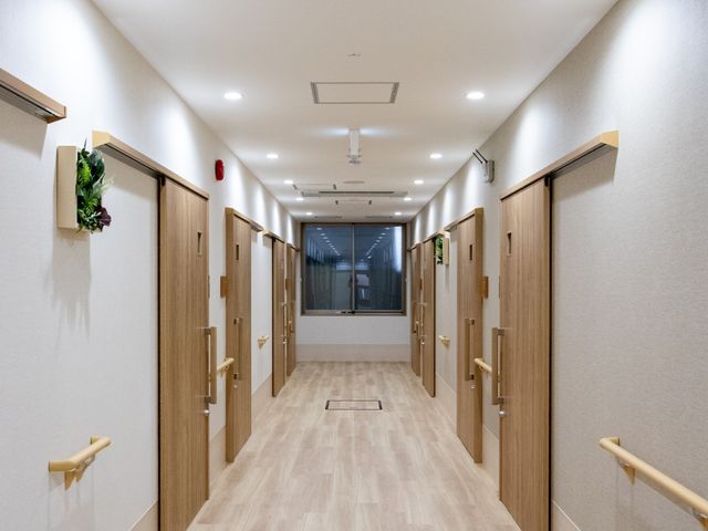 明るい木製の廊下 廊下 広々とした廊下は柔らかな木の質感で、自然光が差し込む窓が心地良い空間を作っています。