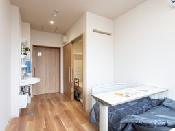 明るい一人部屋の居室