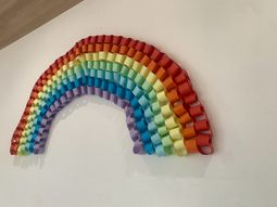 色鮮やかな装飾の壁