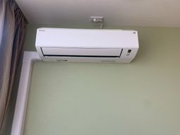 白い壁のエアコン