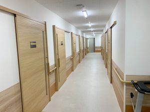 両側に部屋のある廊下