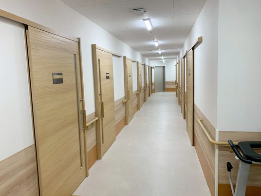 両側に部屋のある廊下