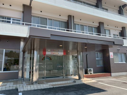 広い駐車場のある入り口