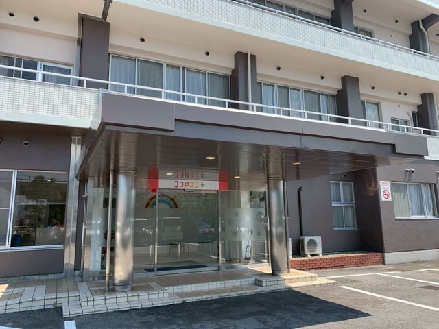 広い駐車場のある入り口 エントランス 広々としたエントランスは、ガラス扉で開放的な雰囲気です。施設の顔として、来訪者を温かく迎えます。