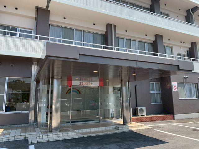 広い駐車場のある入り口