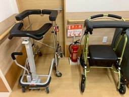 歩行補助具と消火器のある部屋