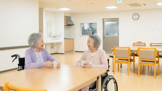 談笑する利用者の食堂  