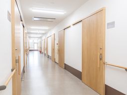 明るい長い廊下