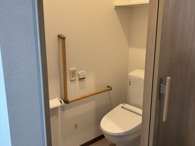 落ち着けるトイレ トイレ 手すりが設置された安心感のあるトイレです。安全に配慮された空間で、快適に過ごせます。