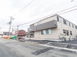 落ち着いた外観の建物