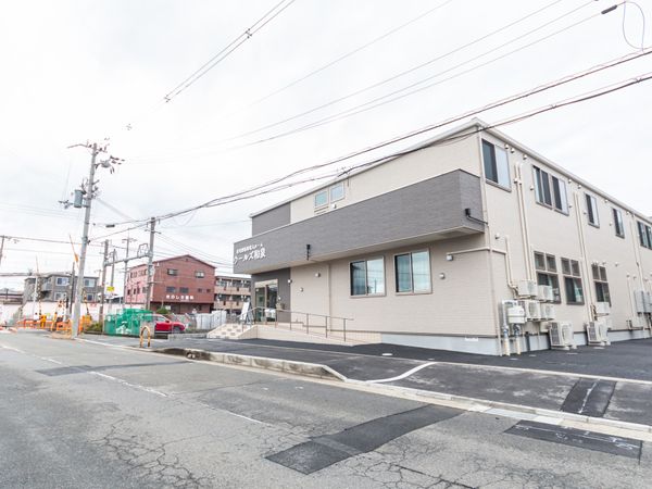 落ち着いた外観の建物