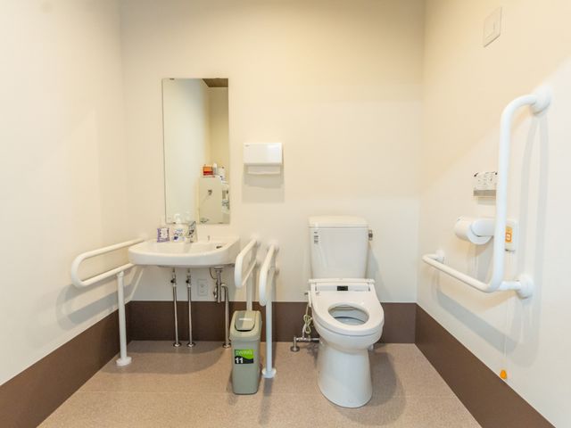 手すり付きのトイレ トイレ 手すりが設置された広々としたトイレです。安全に配慮した設計で、使いやすい空間となっています。