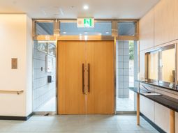 木製の大きな入口