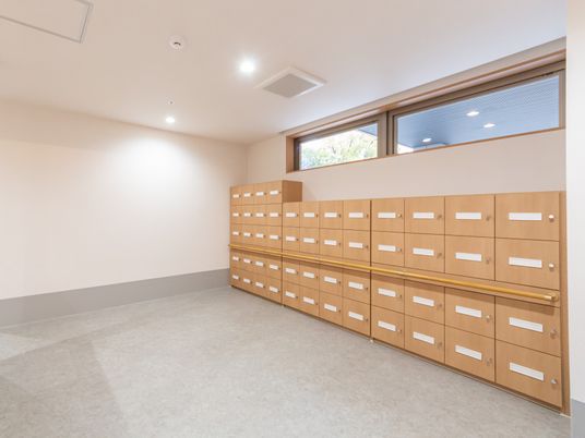 木製ロッカーのある廊下