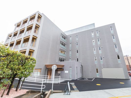 広い外観の建物