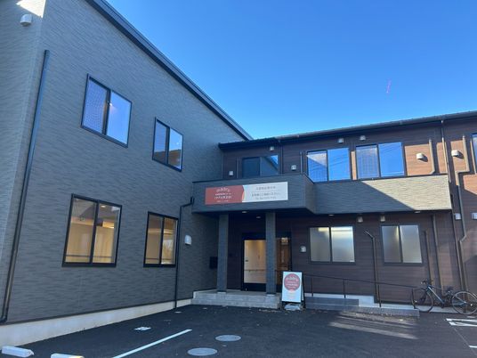 広々とした建物外観