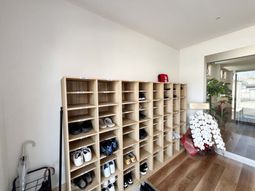 靴が並ぶ棚のエントランス