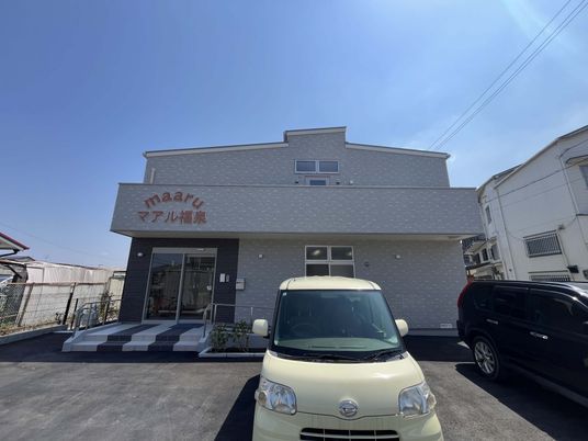 モダンな入口と駐車場
