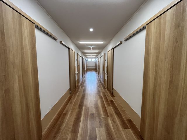 温かい雰囲気の廊下 廊下 木材が用いられた温かみのある廊下で、移動も快適にサポートされます。