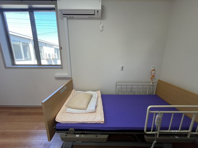 日当たりの良い居室 居室   窓から光が入る、明るく落ち着いた個室です。電動ベッドが備わり、介助しやすい空間に見えます。