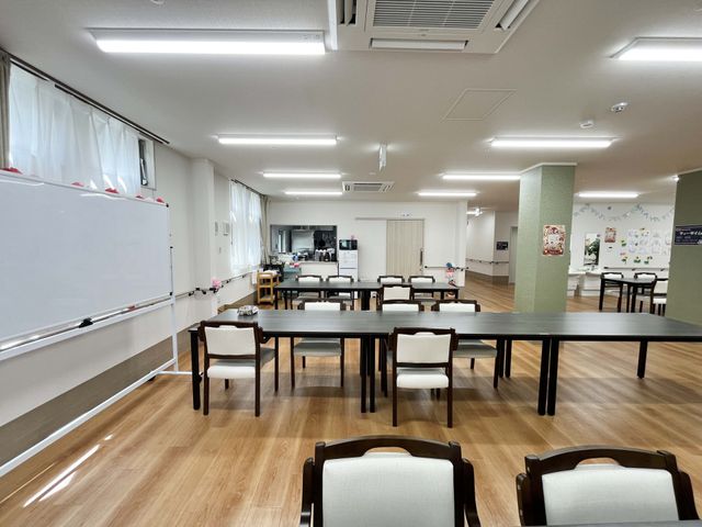 明るい食堂です 食堂   大きなテーブルが並ぶ、ゆとりある食堂です。窓から光が入り、作業しやすい明るさが感じられます。