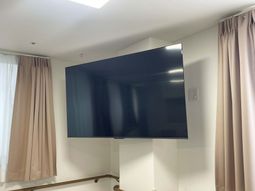 壁掛けテレビのある部屋