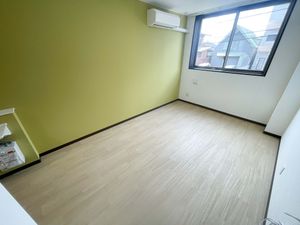 窓際の明るい居室