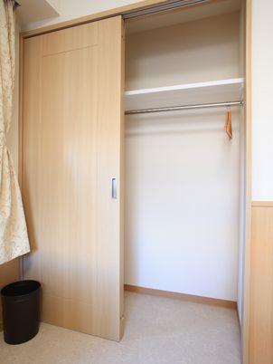 収納豊富な居室のクローゼット