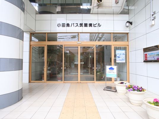 明るく開放的なエントランス