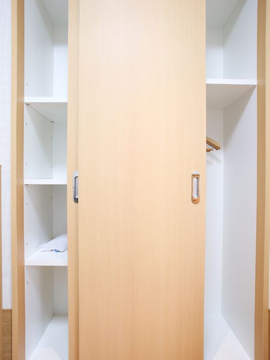 木製のきれいなクローゼット