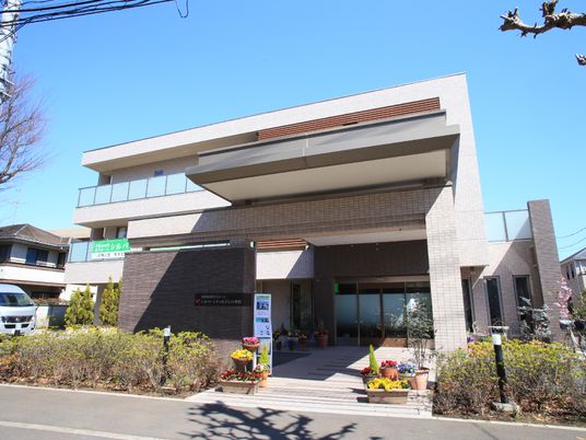 モダンな建物のエントランス