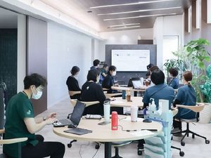 スタッフが集まる会議室  