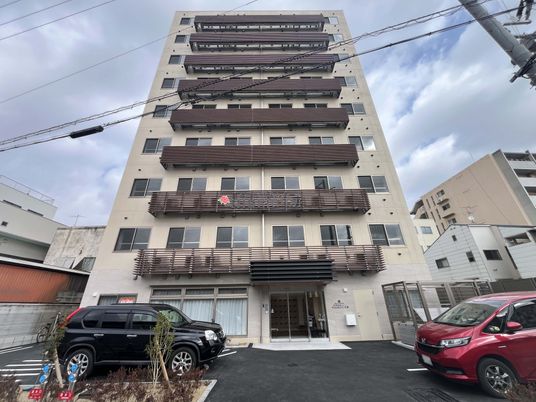 車が停まる建物外観