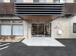 入口が見える建物外観