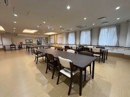 明るく広々とした食堂