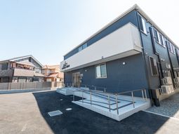 白い壁の建物外観